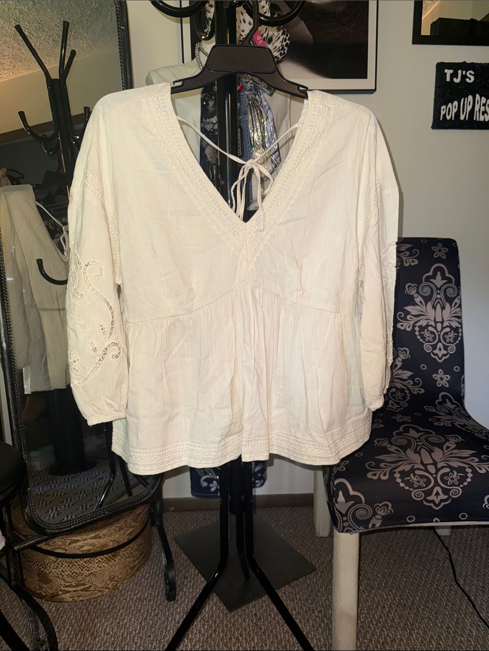 Time and Tru White V-Neck Embroidered Peasant Blouse